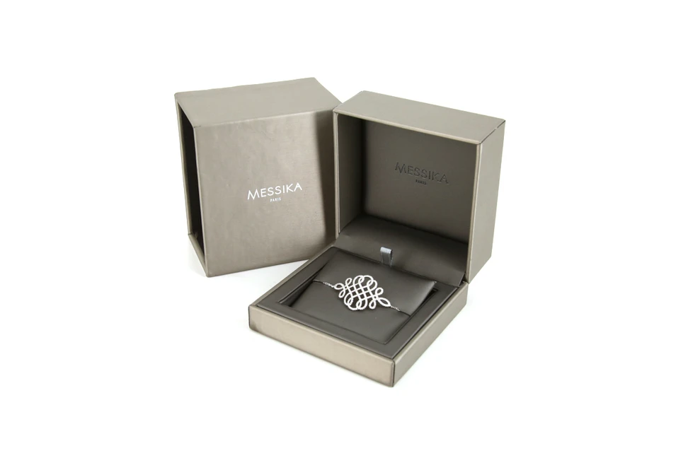 <p class="w-full sm:pr-40 pb-2 sm:pb-8 sm:order-2 text-sold_gray">Messika Eden bracelet in white gold and diamonds</p>