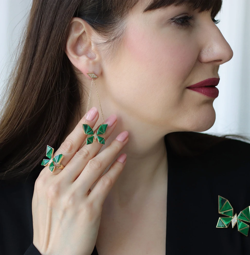 <p>The Vol O Vent drop earrings in 18k yellow gold, diamonds and malachite are double-sided</p>
