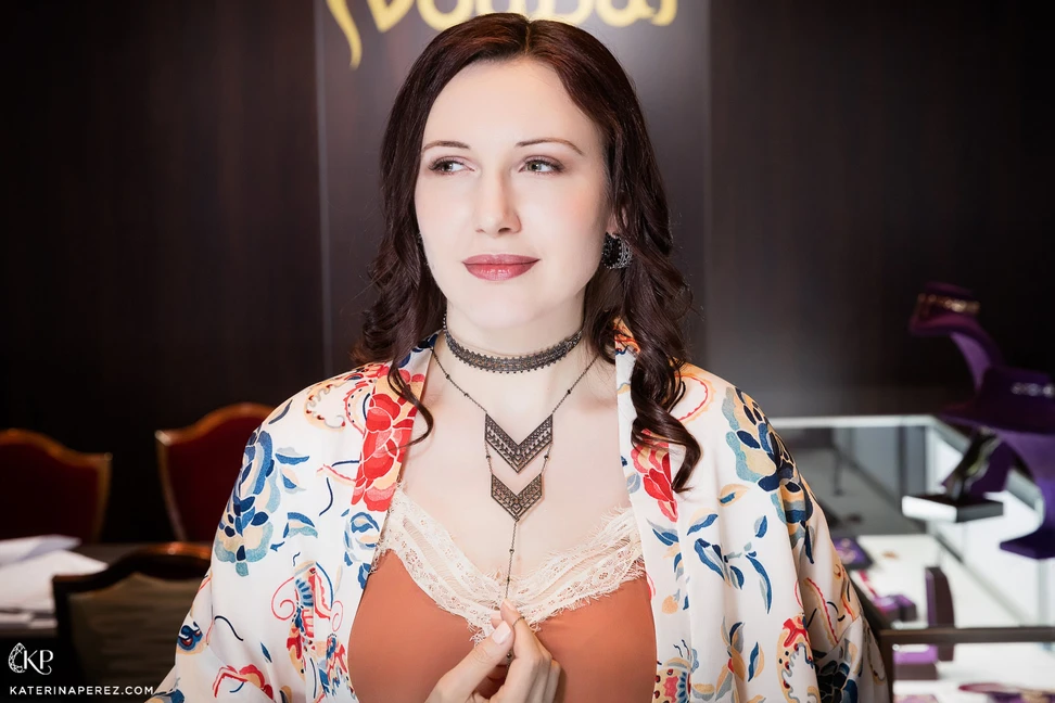 <p>Noudar chocker and body jewel made in black gold and diamonds. Photo by Simon Martner</p>
