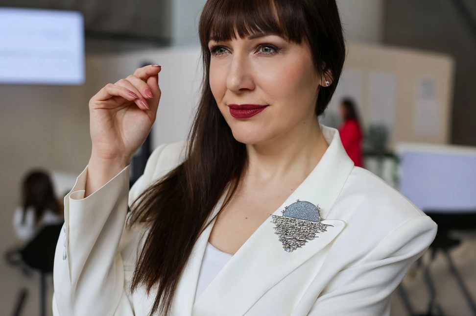 Bernadette Yodia’s 'Serenade of the Moon' brooch took home first place in the 2025 edition of the competition