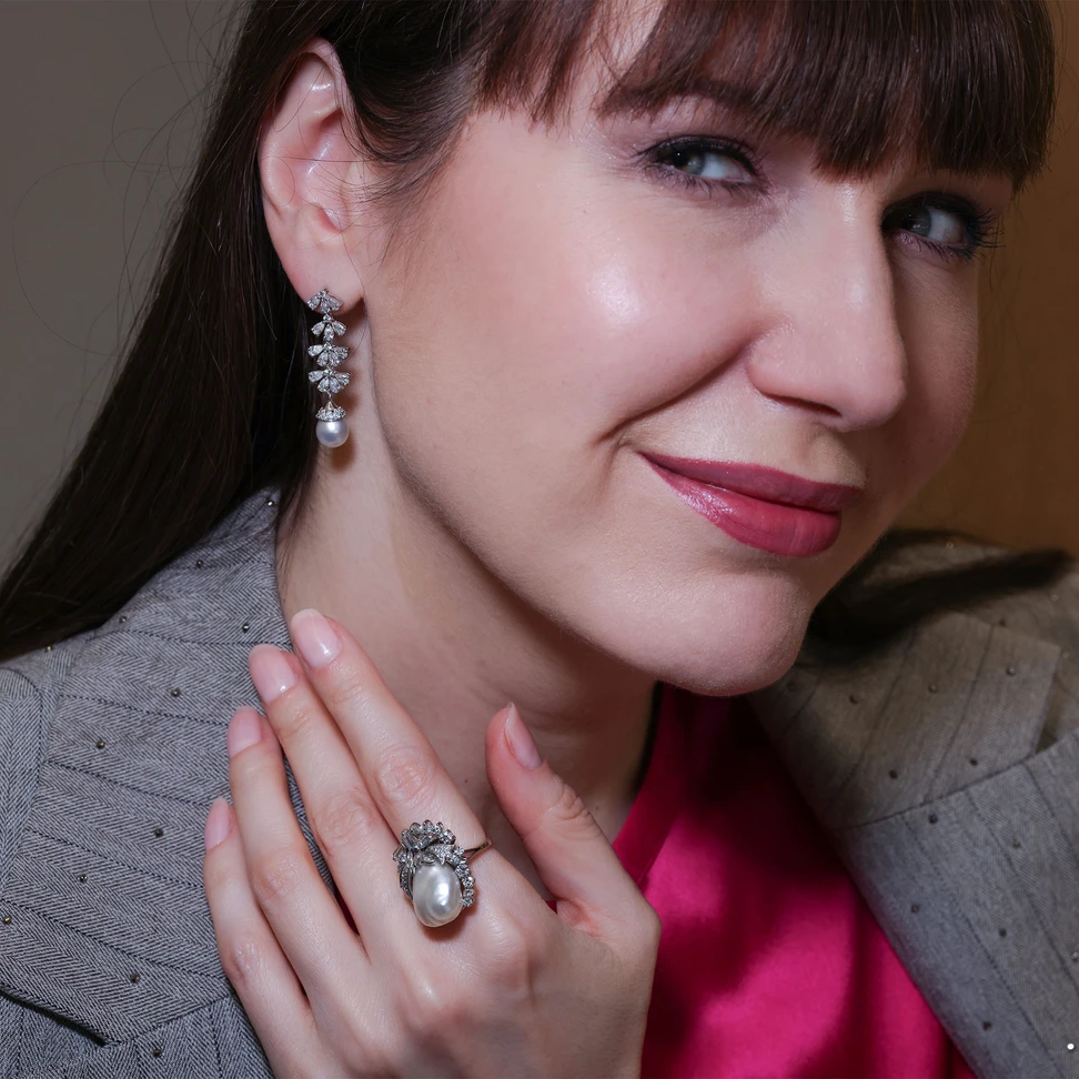 <p>A ring set with a large, uniquely shaped baroque pearl by Pearl Biography</p>
