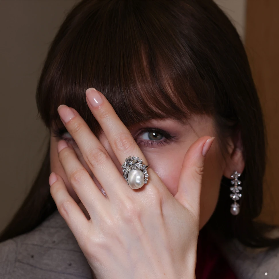 <p>An asymmetric arrangement of diamonds wraps around the pearl, mimicking the irregular shape of this ocean-born gem</p>
