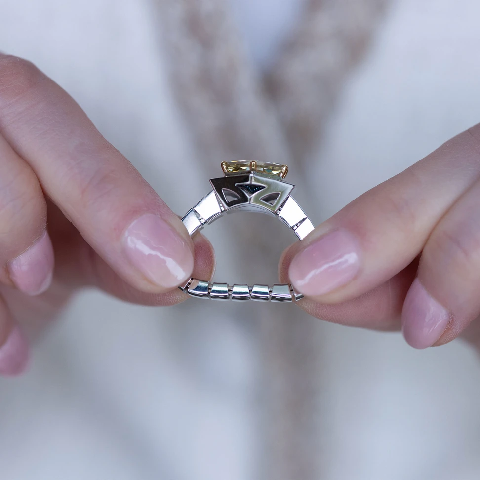 <p>The invisible Xpandable mechanism allows the ring to slip on with ease</p>

