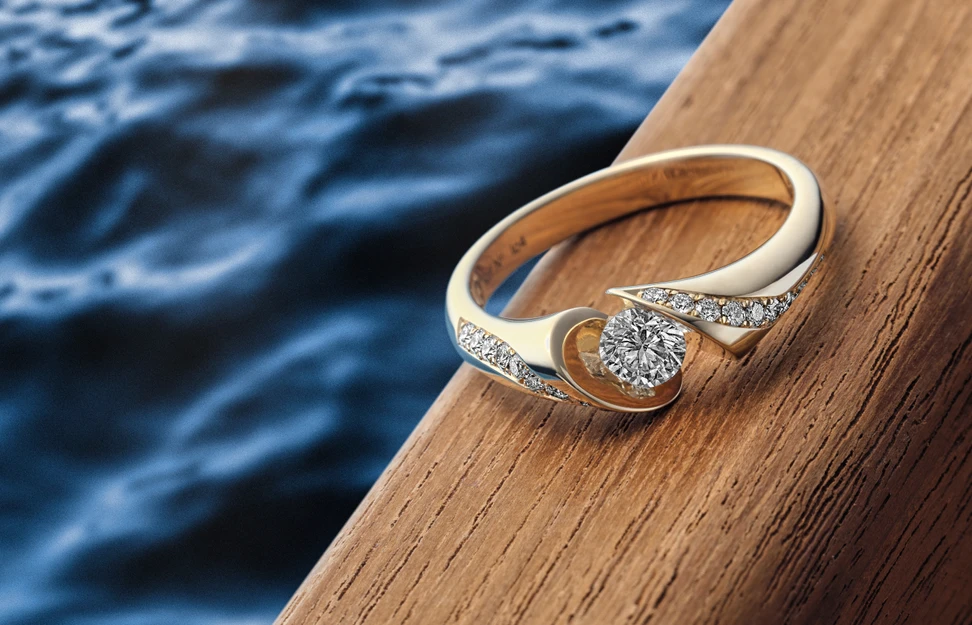 <p>Schaffrath Calla ring in 18k yellow gold with a 0.70 carat round brilliant-cut diamond centre stone and 0.20 carats of shoulder-set diamonds</p>