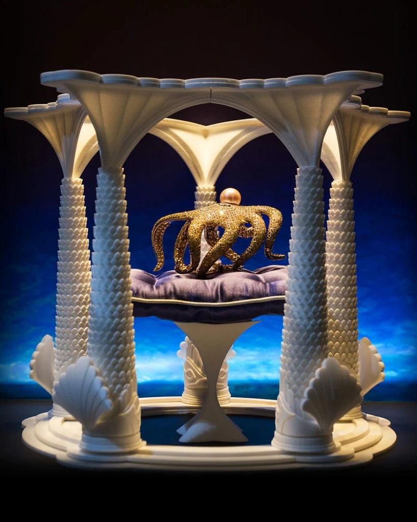 <p>Shawish Octopus bracelet paved with diamonds and crowned with a pearl</p>