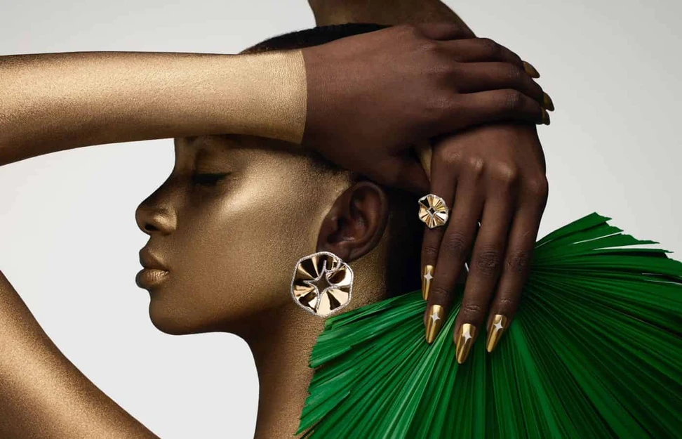 <p>A model wears the Sparkle Flower earrings and matching ring by TOi</p>