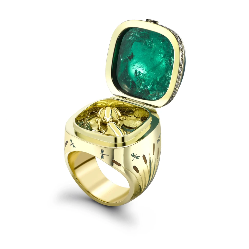 <p>Theo Fennell Opening Kissing Frog Ring With Fitted Case with 42.66ct emerald and 0.65ct diamonds in 18ct yellow gold</p>