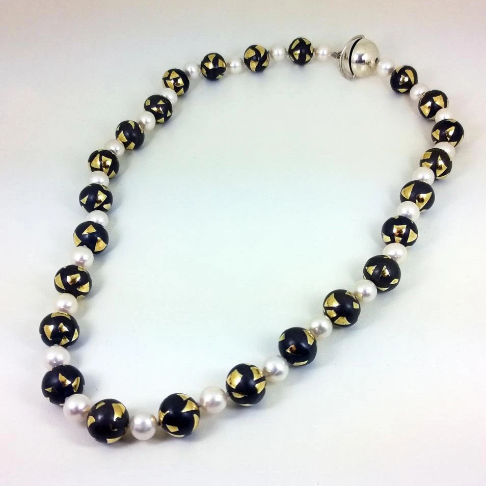 <p>This unusual pearl necklace also disappeared without trace</p>
