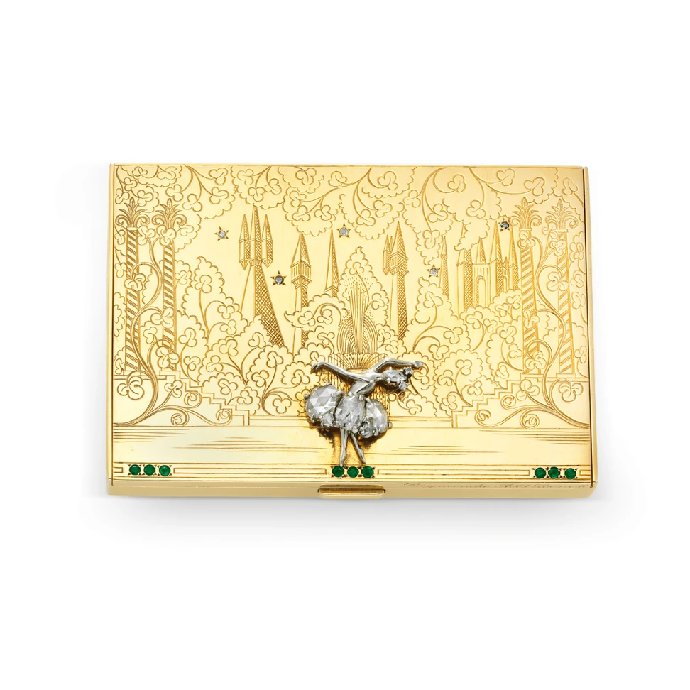 <p>Van Cleef &amp; Arpels Raymonda powder compact from 1945 in yellow gold, platinum and emeralds</p>
