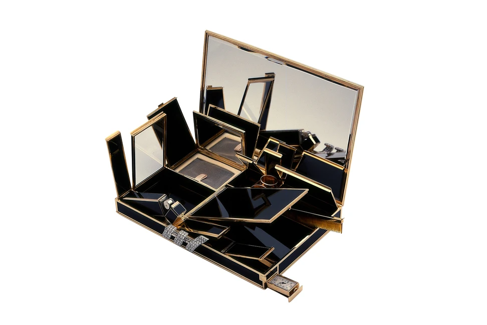 <p>Van Cleef & Arpels minaudière with diamonds in 18K yellow gold, enamel and featuring a timepiece</p>