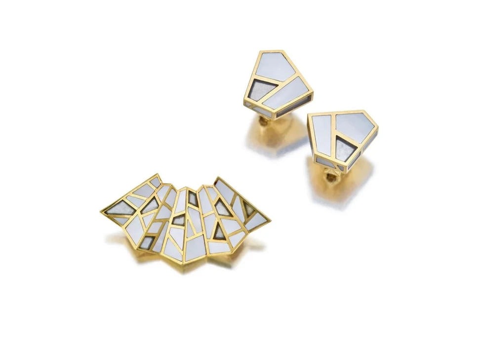 <p>Angela Cummings earring and brooch set in 18K yellow gold, mother-of-pearl and rock crystal</p>
