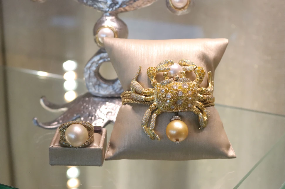 Nature has long inspired Maison d’Avossa. Fully enveloped in the House’s signature ‘stardust’ pavé setting, this playful crab bracelet is paired with a striking golden pearl