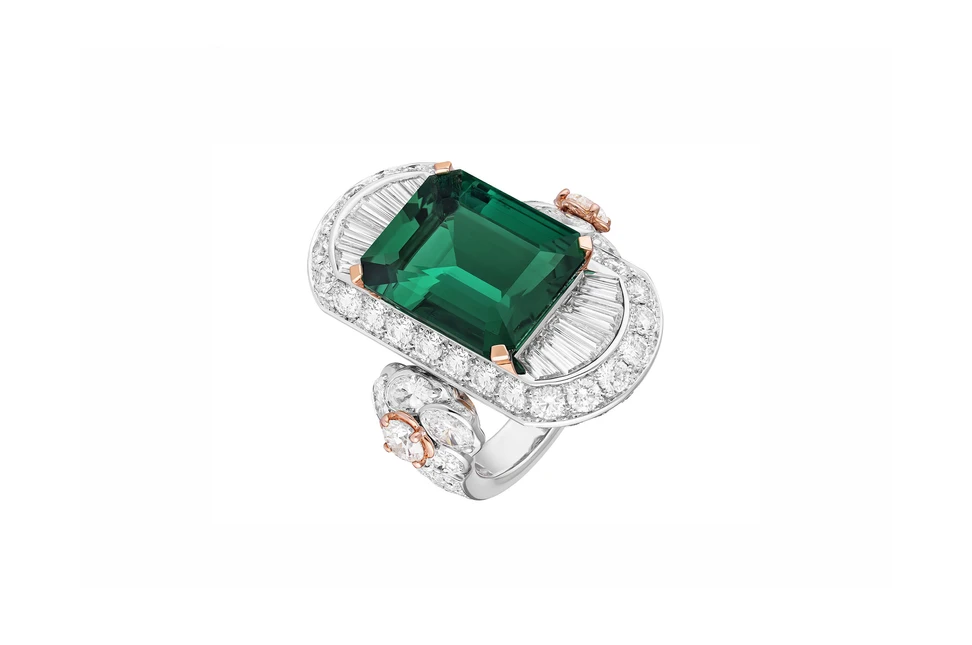 Chanel Imprimé émeraude ring in white gold and rose gold, set with diamonds and emerald