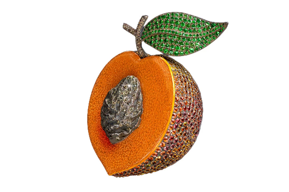 <p>Luz Camino peach brooch in 18K gold and silver, set with sapphires, chrome diopside, spinels, enamel and diamonds</p>
