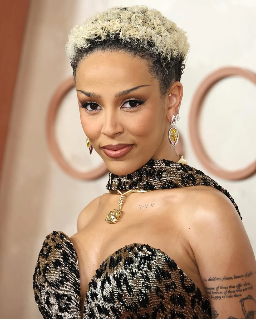 <p>Singer Doja Cat at the 97th Annual Academy Awards 2025 wearing the Messika Pear Appeal earrings and the brand’s Solar Diva necklace with a 34-carat yellow cushion-cut diamond</p>