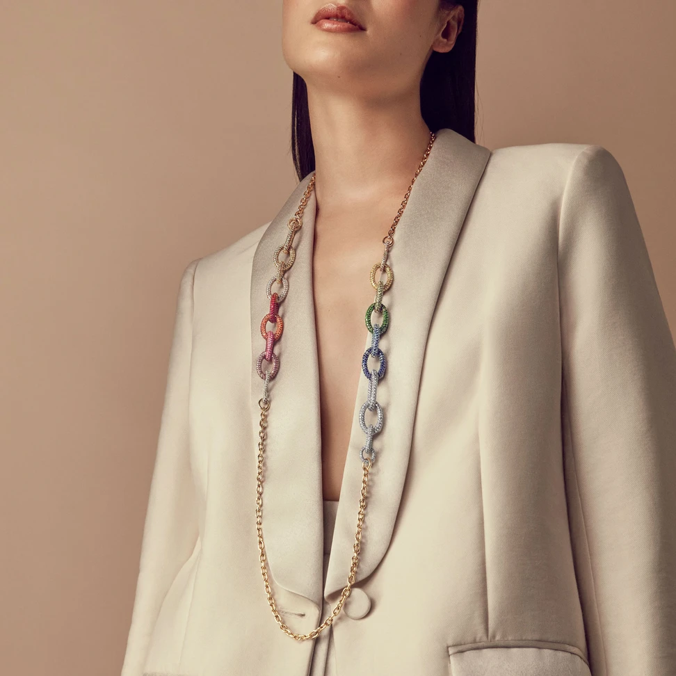 ODEA includes two different chain designs in 18k yellow gold that draw on Italy’s rich tradition of chain making