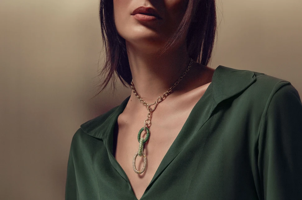 Each ODEA link is pavé-set with diamonds and coloured gemstones, offering a vibrant palette of interchangeable colour