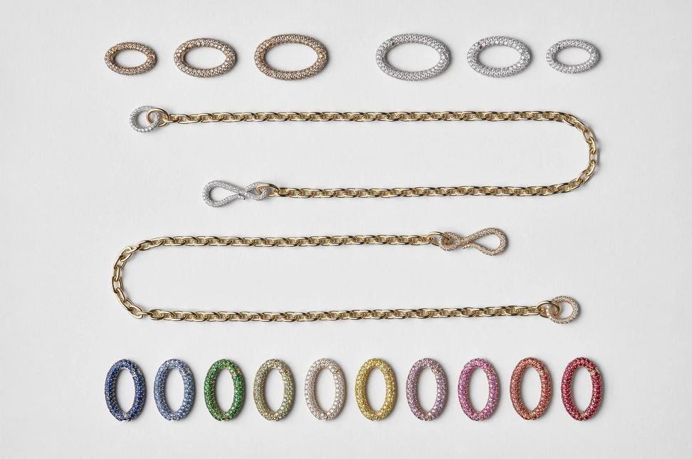 Repeated in large, medium and small sizes as well as different gemstones, the oval is the thread that unites the ODEA collection