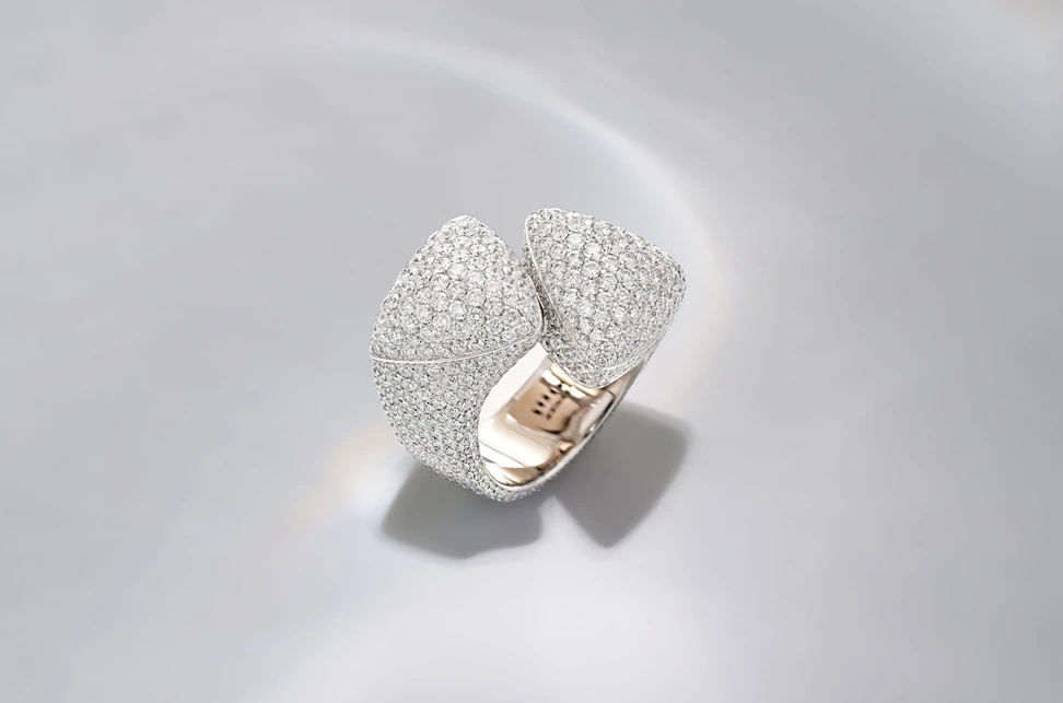 Vhernier Freccia High Jewellery ring with 10.90 carats of diamonds in white gold