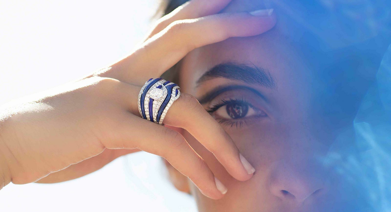 Mellerio Dits Meller ‘Ondine' ring from the 'Le Ciottoli’ collection with diamonds and lapis lazuli 