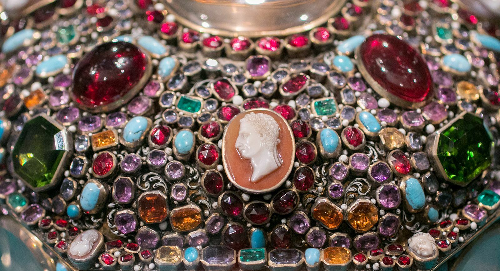 Шкатулка для драгоценностей с рубинами, изумрудами, агатами, горным хрусталем, аметистами и бирюзой. Аугсбург, конец 17 века