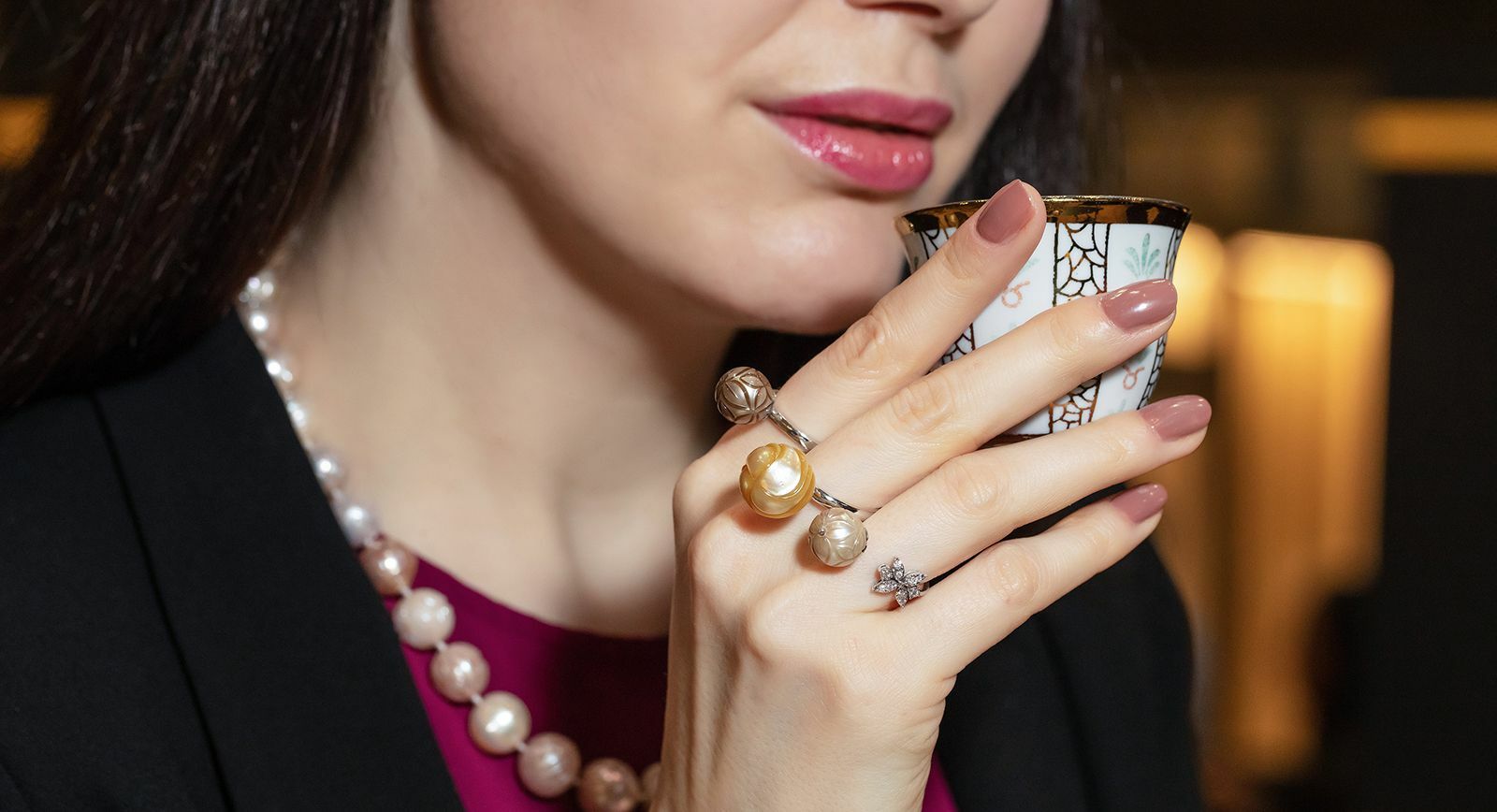 Hairaat carved pearl between-the-finger ring