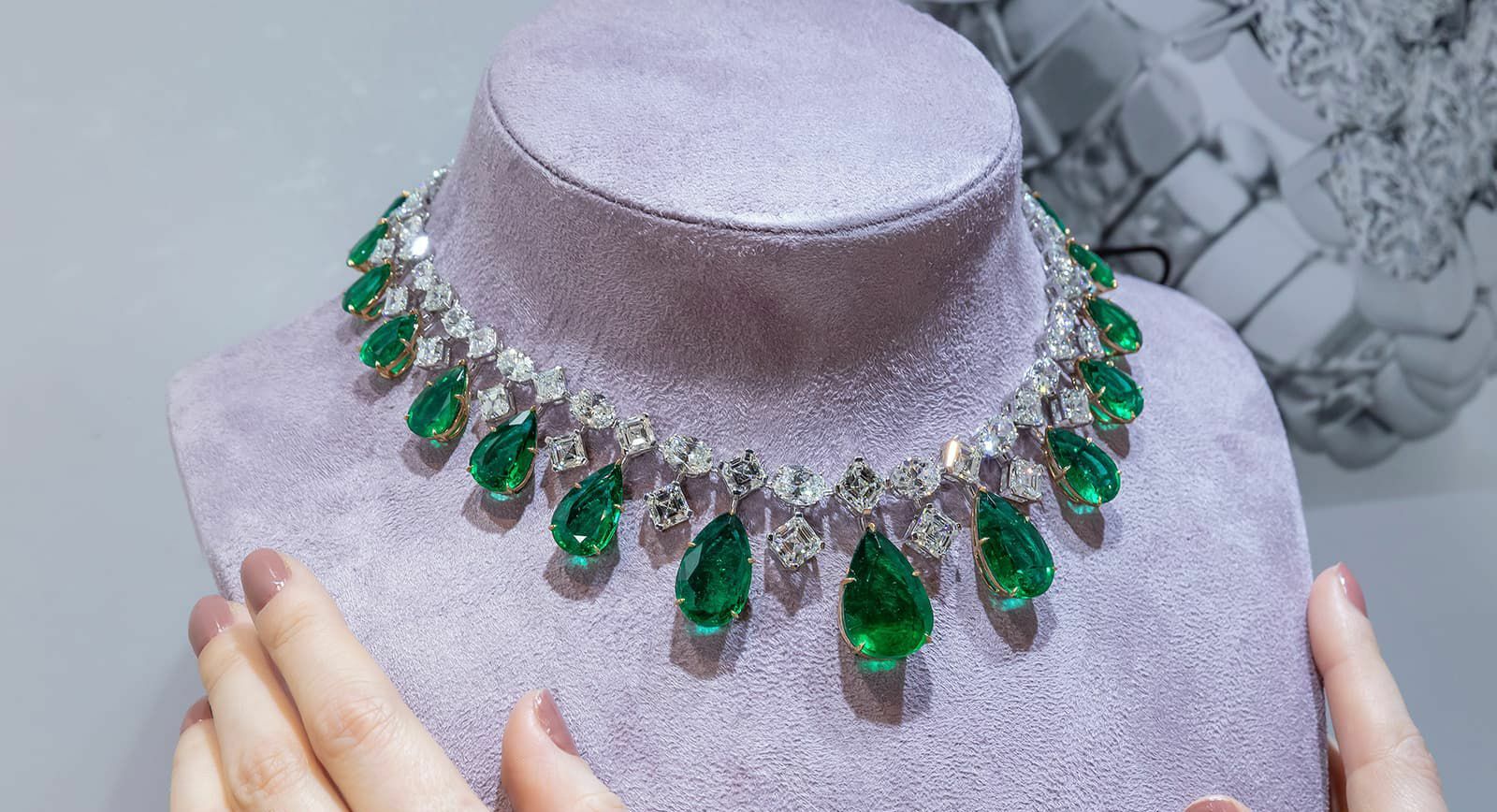 Luvor emerald and diamond necklace