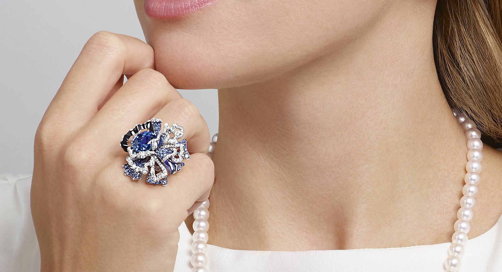 Chaumet in Bloom Esquisse de Chaumet ring in white gold, set with a Sri Lankan 6.05 carat oval-cut sapphire, onyx, tanzanite and brilliant-cut diamonds
