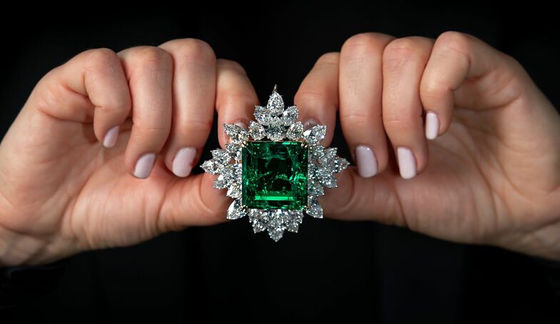 S2x1 emerald and diamond brooch pendant   set with an 80.45 carat step cut emerald of colombian origin   est. us  2.5 3.5m  2 