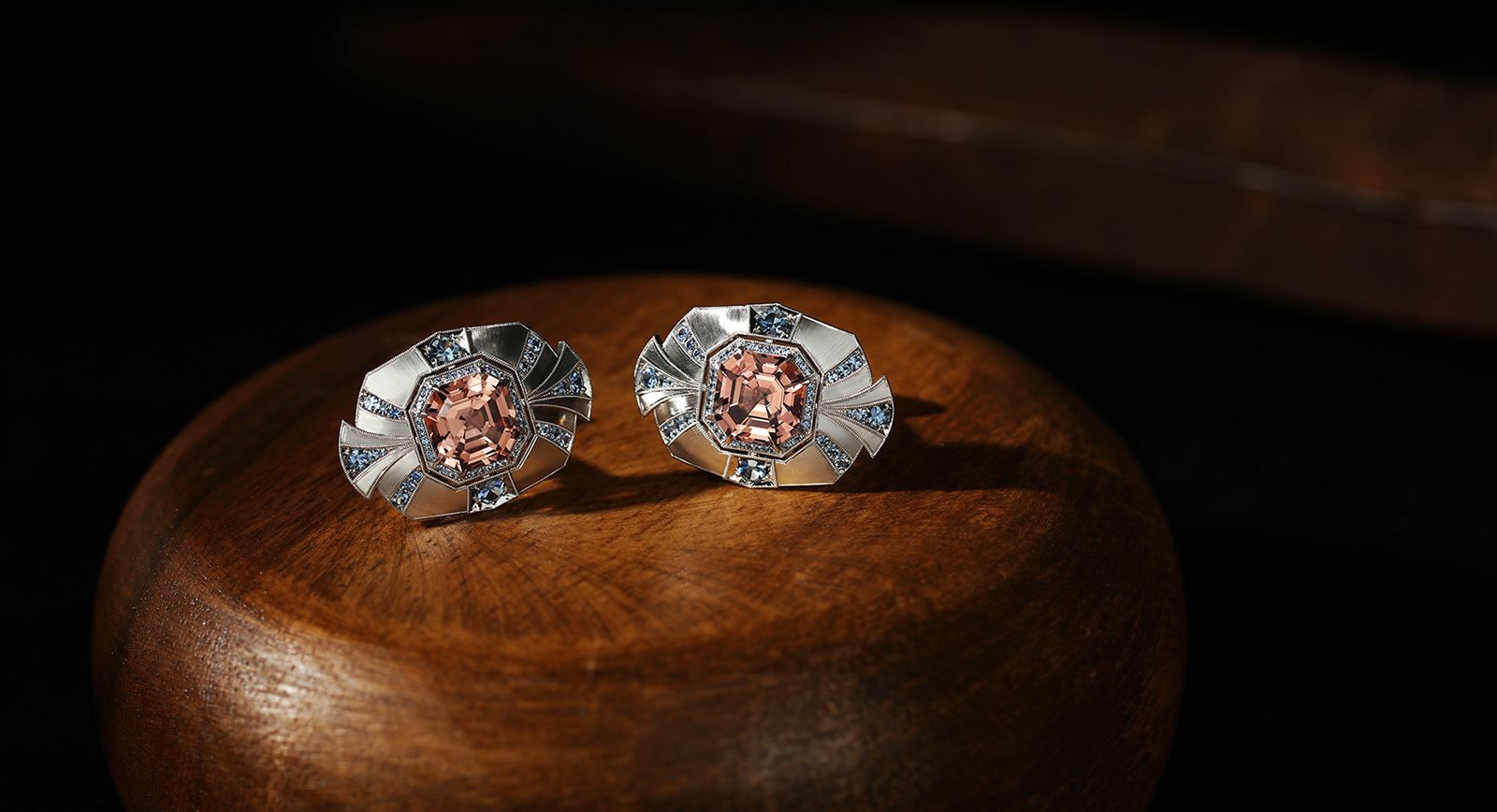 Jeremy Dunn cufflinks with 5.83 carats peach garnets and 1.35 carats of blue sapphires in platinum 