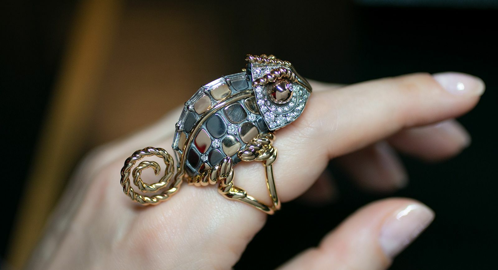 Elie Top Chameleon ring from the Magica Naturae Collection