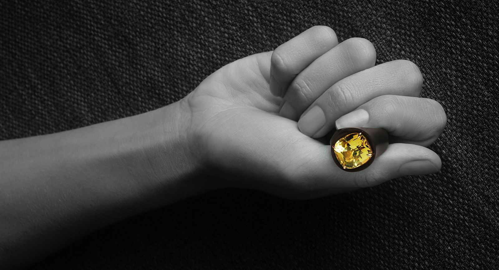 Кольцо Philippe Guilhem Mashandy Collection с желтым сапфиром