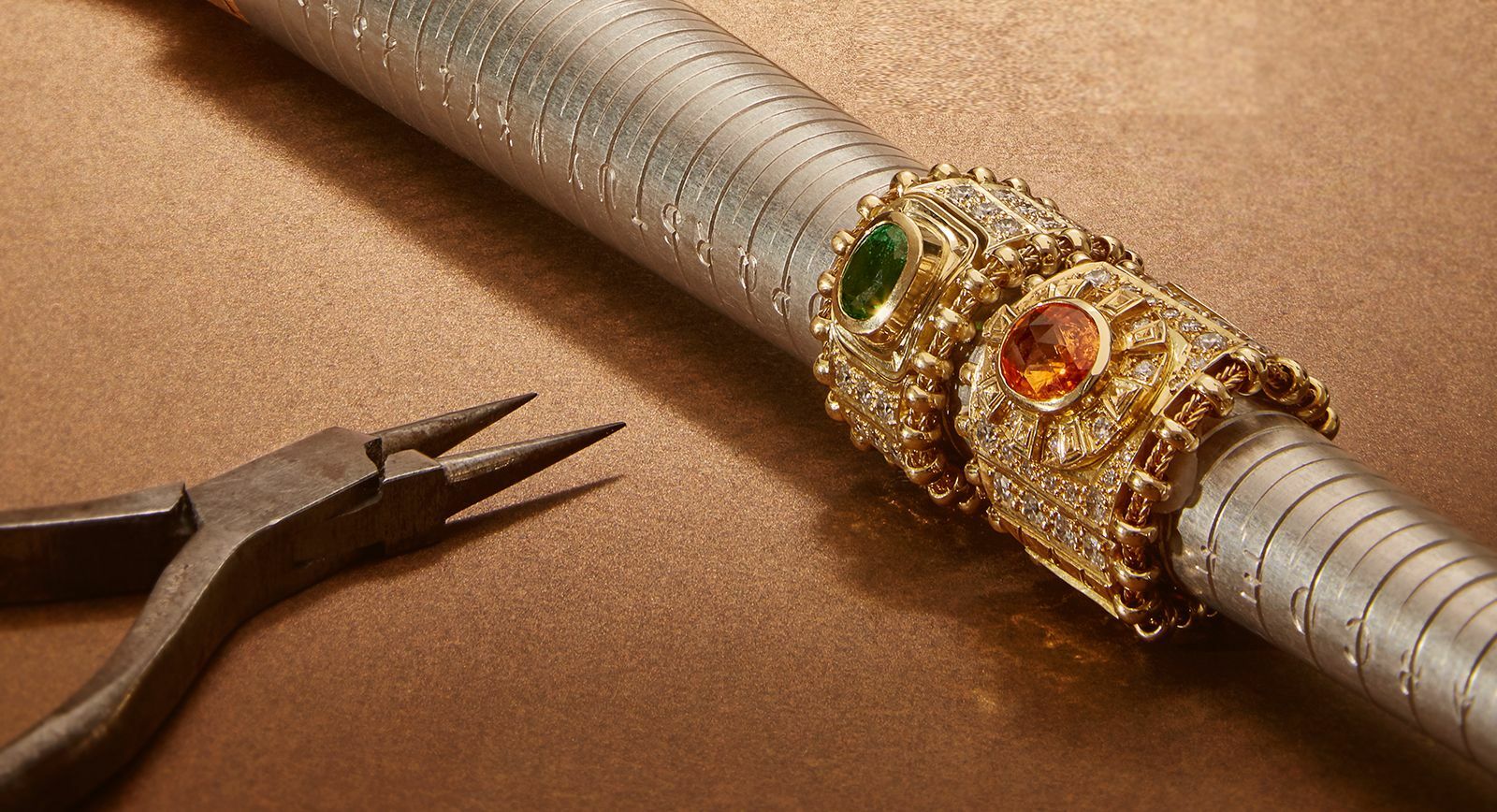 Elizabeth Gage Templar Band rings with yellow sapphire and emerald in 18k yellow gold 
