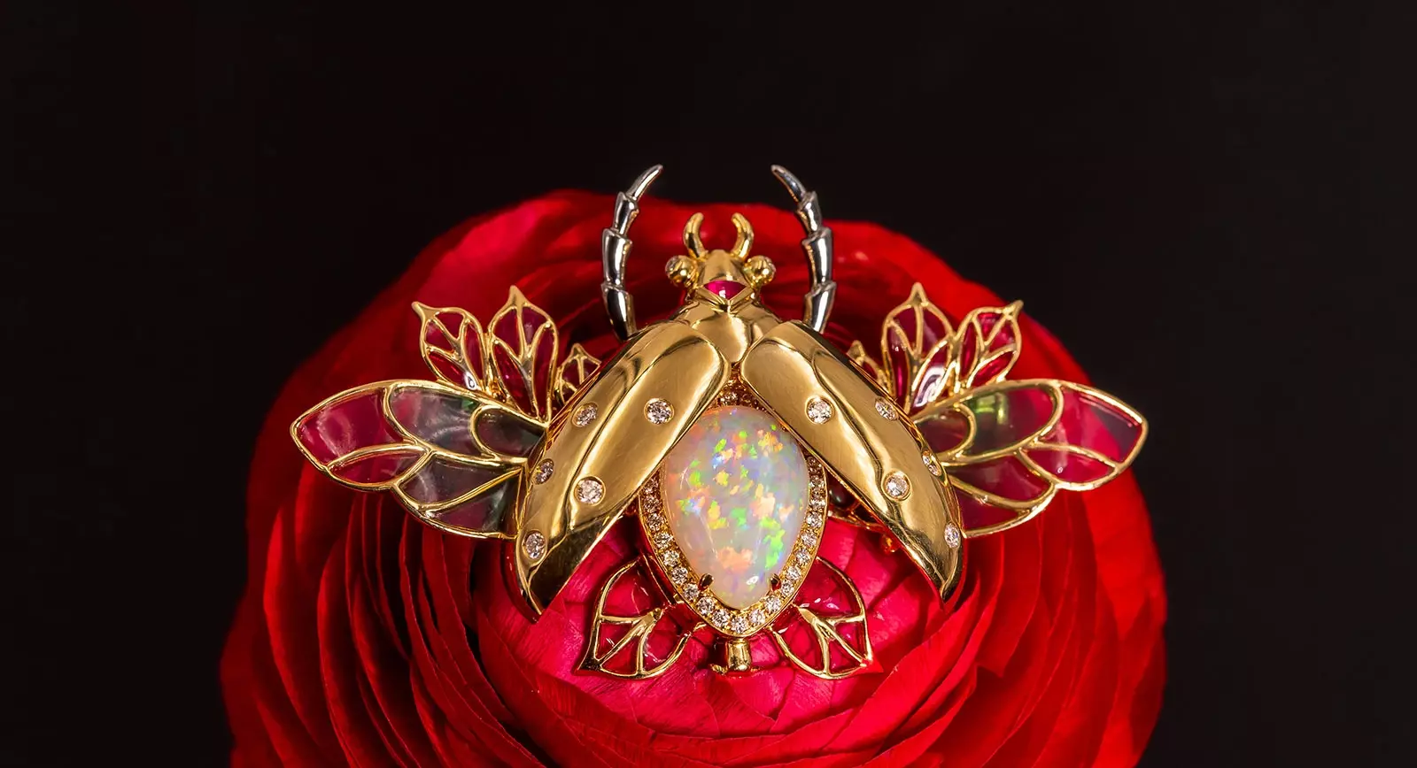 Cindy Xu Beetle brooch in yellow gold with a white opal and diamonds