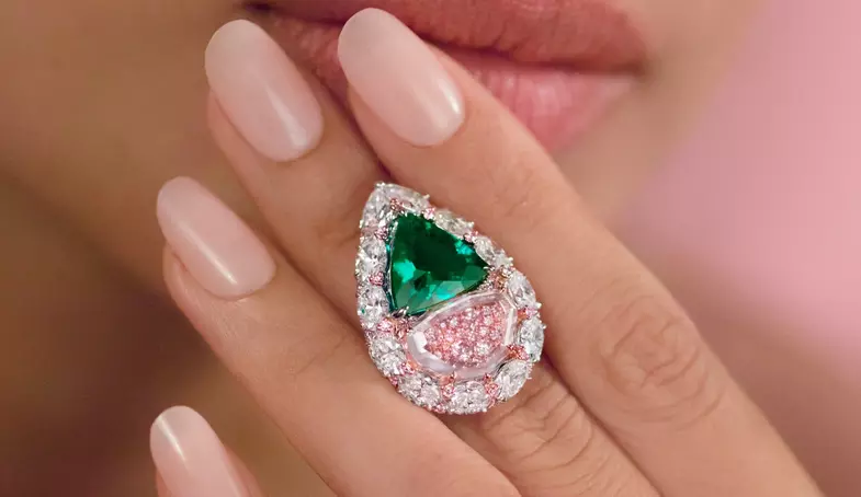 S2x1 muzo emerald colombia and argyle pink diamonds ring banner1.jpg