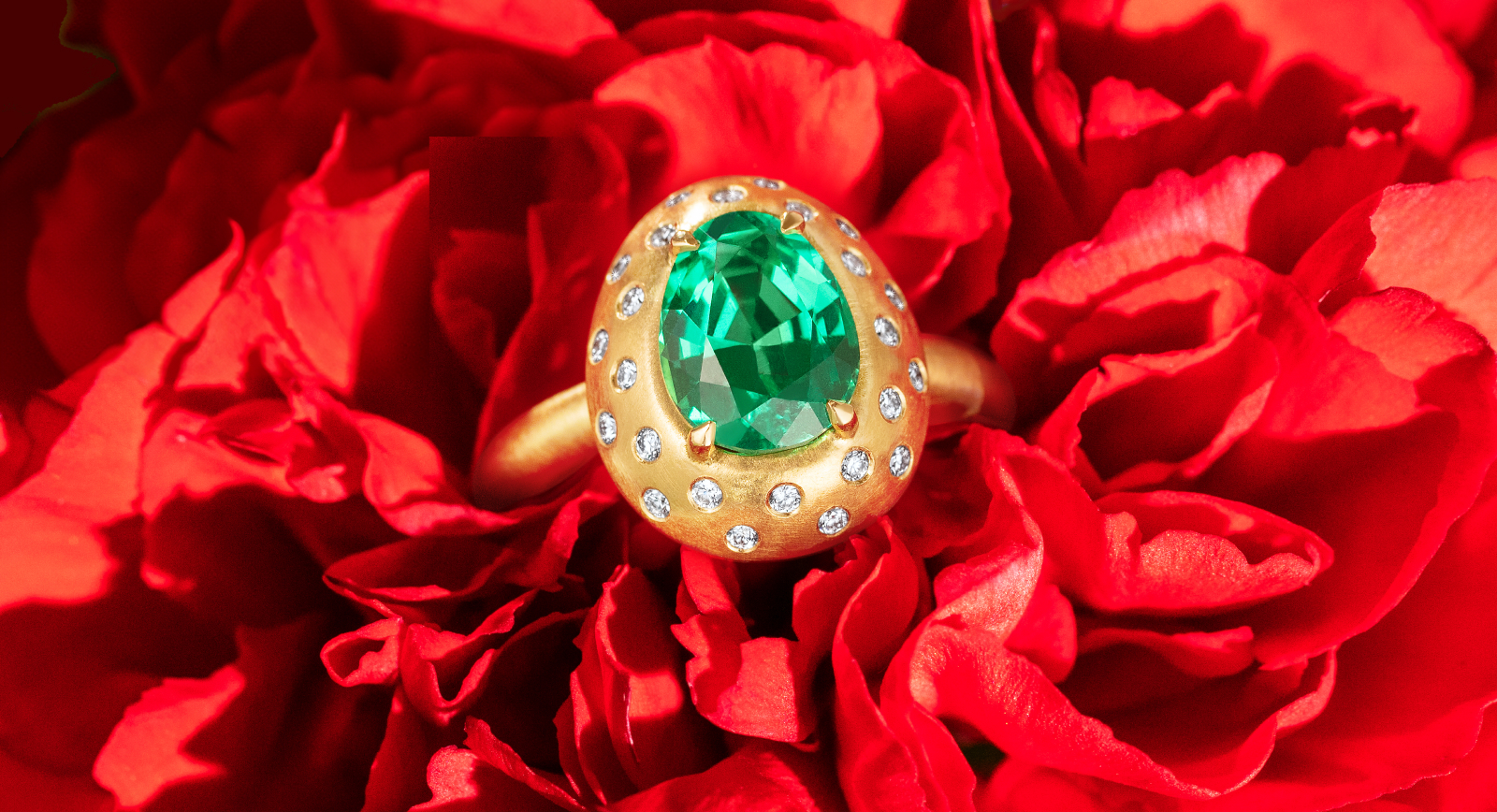 Florence Carr Egg ring with a 1.95 carat no-oil emerald and diamonds, set in 18k yellow gold 