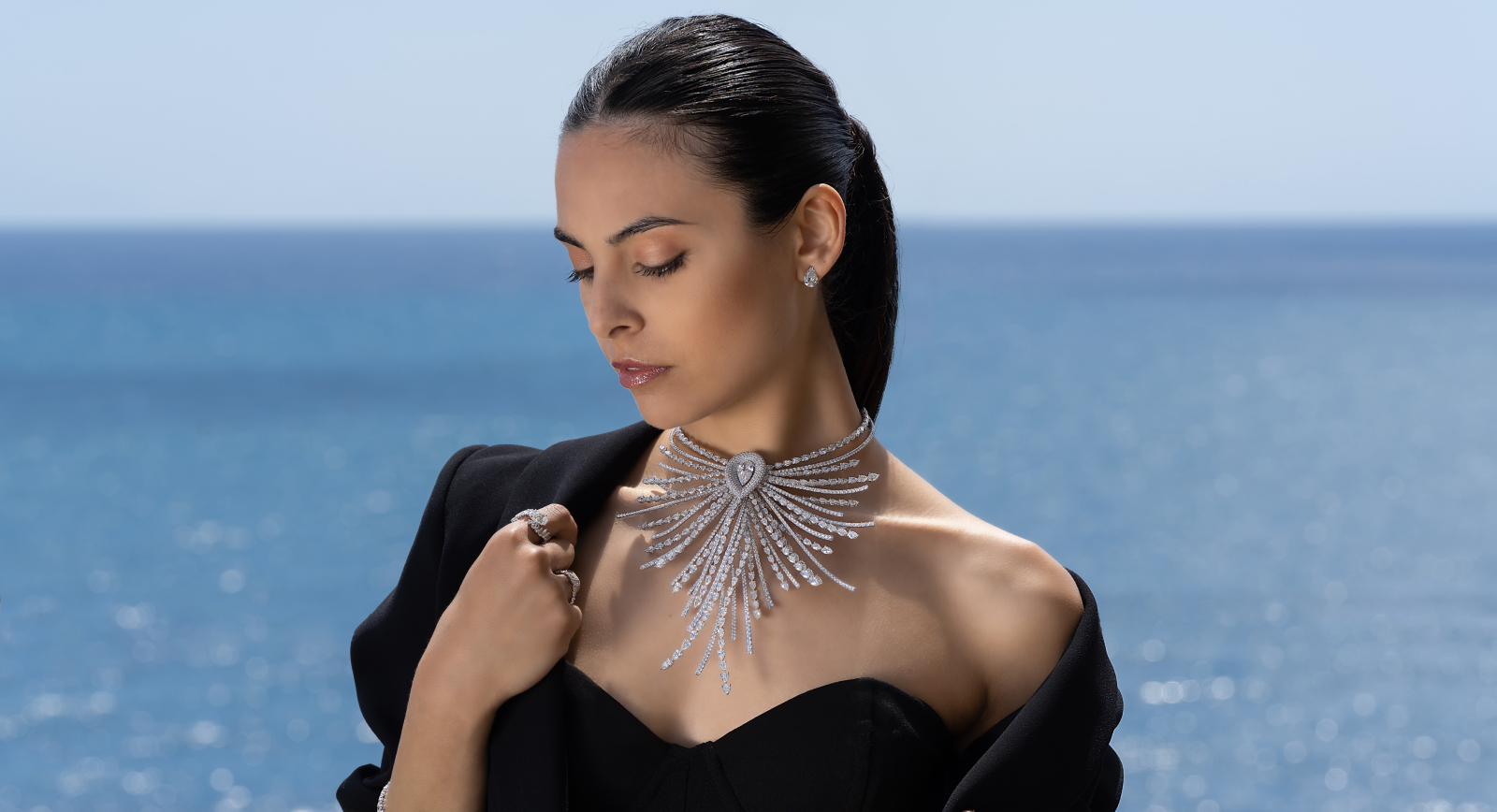 A model wears the Gismondi 1754 La Fenice necklace with pear- and round brilliant-cut diamonds – winner of a 2024 Couture Design Award in the ‘Diamonds Above $40,000’ category 