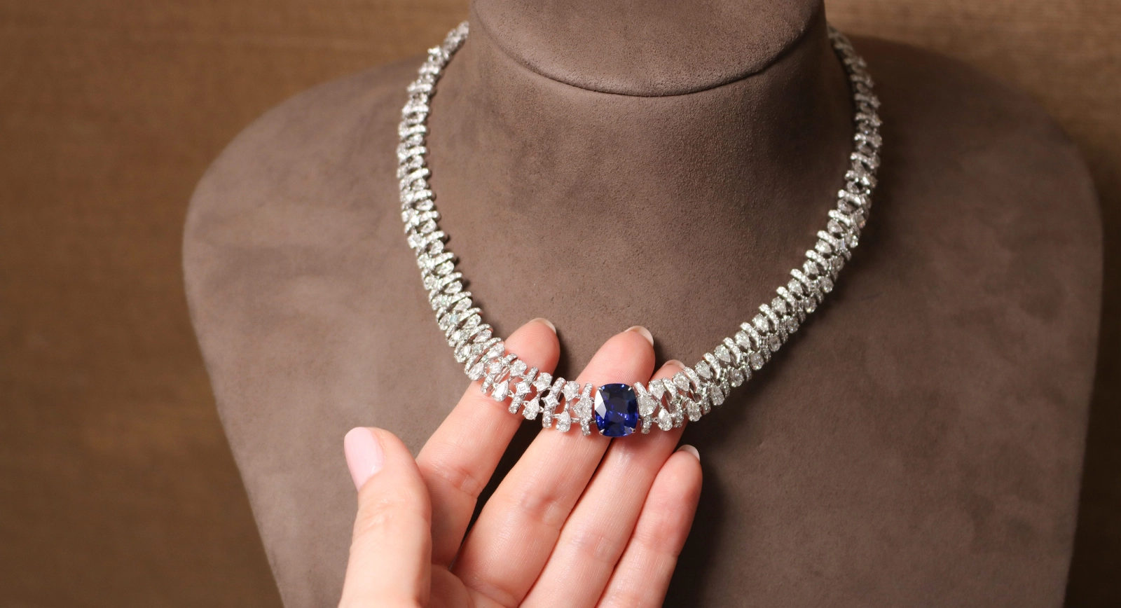 Smart Arts necklace with a 6.71 carat blue sapphire and 22.52 carats of pear-shaped, princess- and round-cut diamonds in 18k white gold 