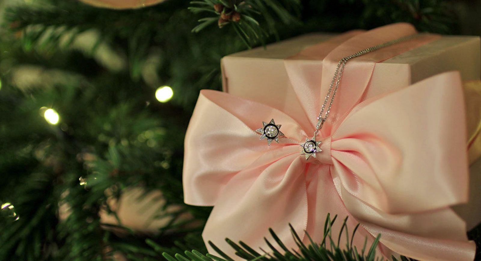 Boodles Brings Pink – Hued Christmas to the Savoy