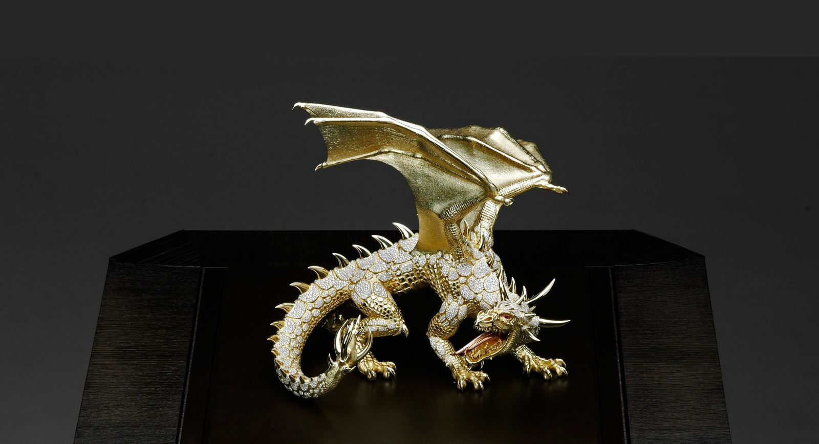 Giberg: 'Ahton' the  dragon - spectacular artwork with almost 8000 diamonds