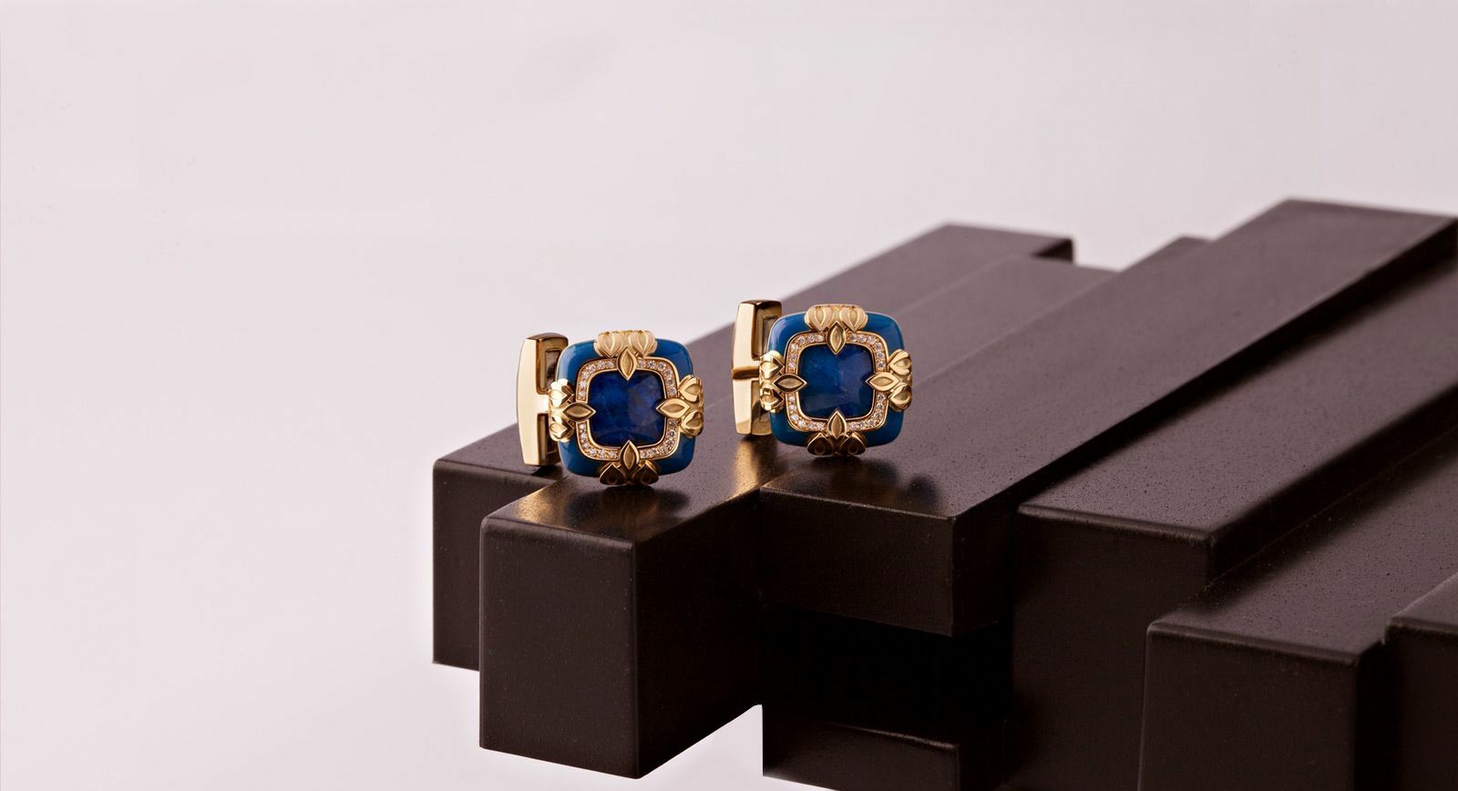 Ichien cufflinks in lapis lazuli with yellow gold