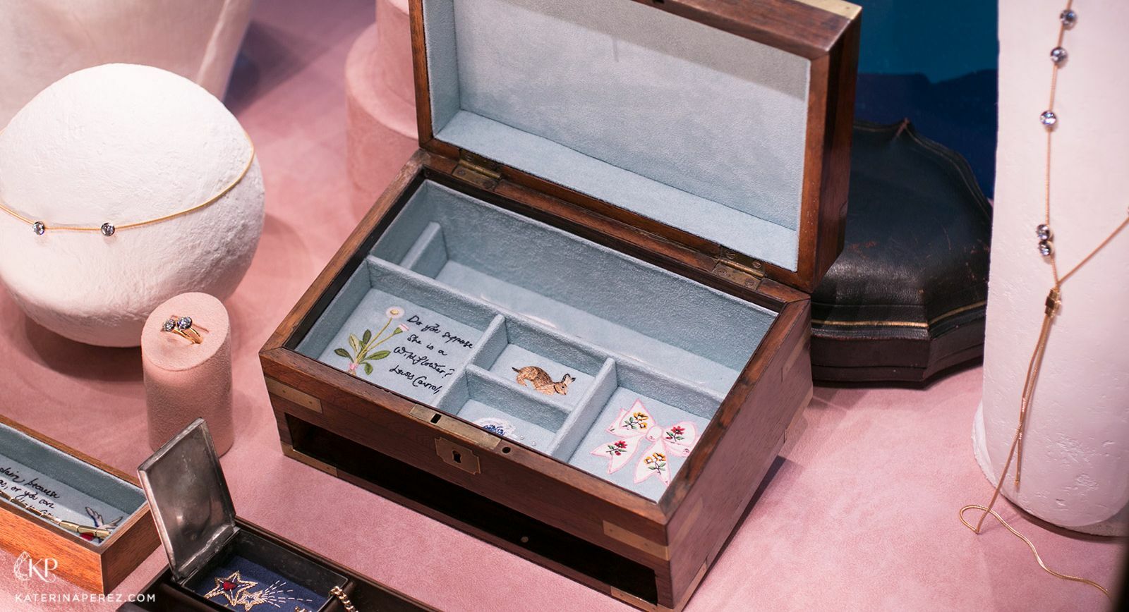 Luxury jewellery boxes: A home for your precious treasures 