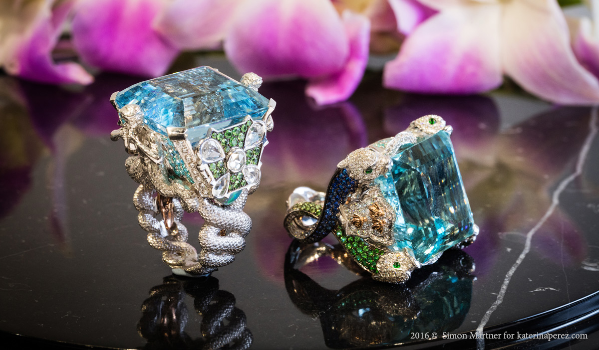 Left: Alessio Boschi ring dedicated to Fontana de Moro. Right: dolphin ring with a 56.04 cts aquamarine dedicated to Fontana del Tritone