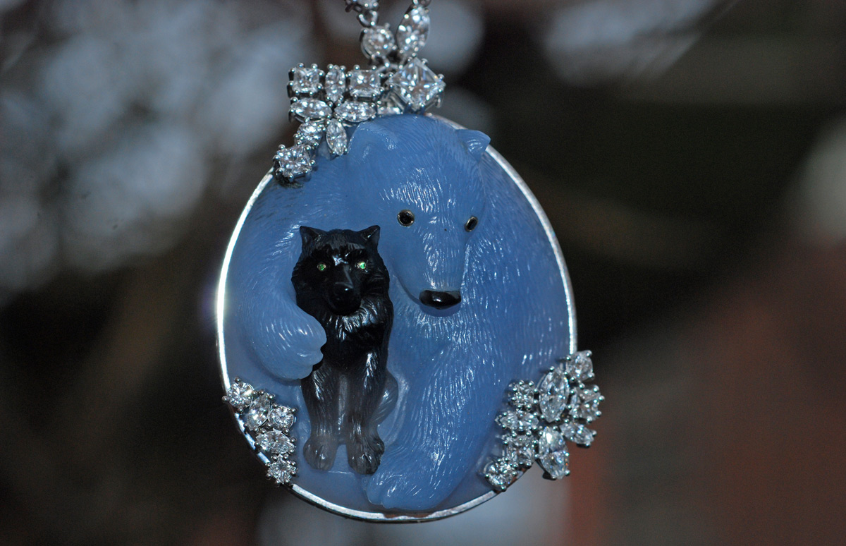 Bear and Wolf gold pendant with diamonds, sapphyrin and agates by Ekaterina Kostrigina