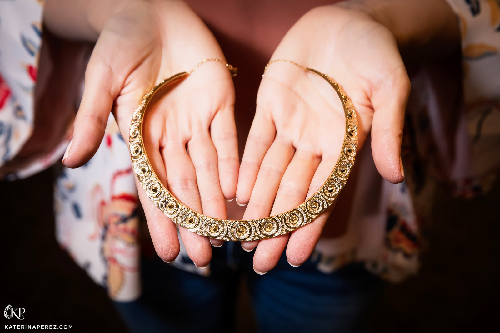 Vanleles Sahara chocker in yellow gold and diamonds. Photo by Simon Martner