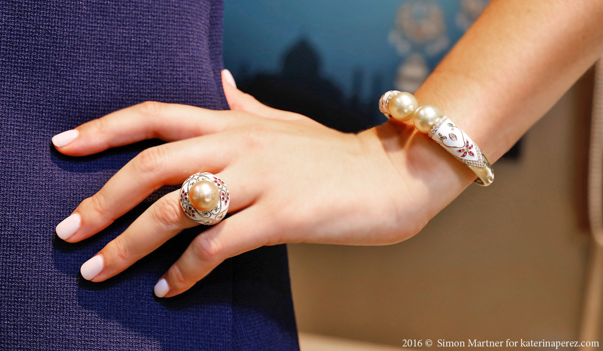 Кольцо и браслет AUTORE с эмалью, бриллиантами и жемчугом из коллекции Metropolitan, посвященные Тадж Махалу