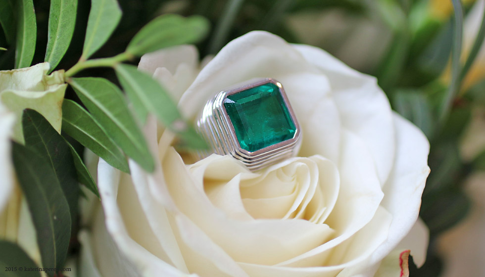 3.90 CTS COLOMBIAN EMERALD SINGLE-STONE RING
