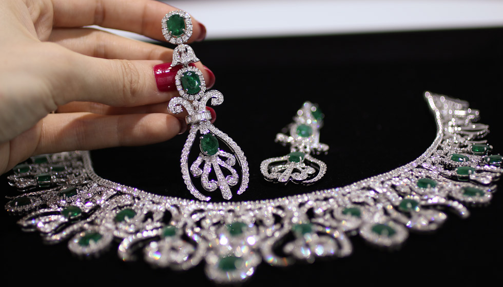 Bapalal Keshavlal emerald and diamond necklace and earrings
