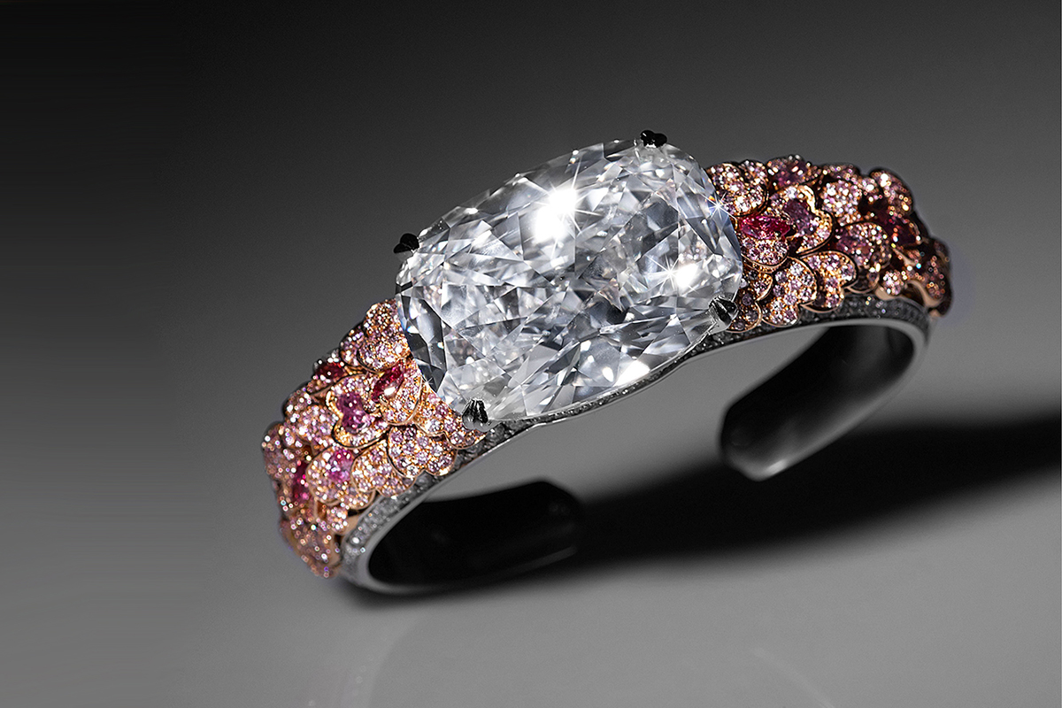 David Morris bracelet 60 cts cushion cut diamond in the centre, pink and white diamonds on articulated petals