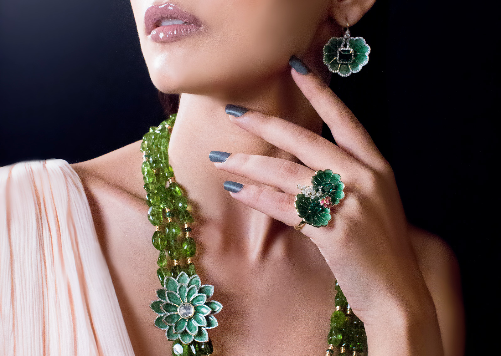Серьги, кольца и колье с перидотами, изумрудами, бриллиантами и горячей эмалью из коллекции Dal Lake от Jaipur Gems